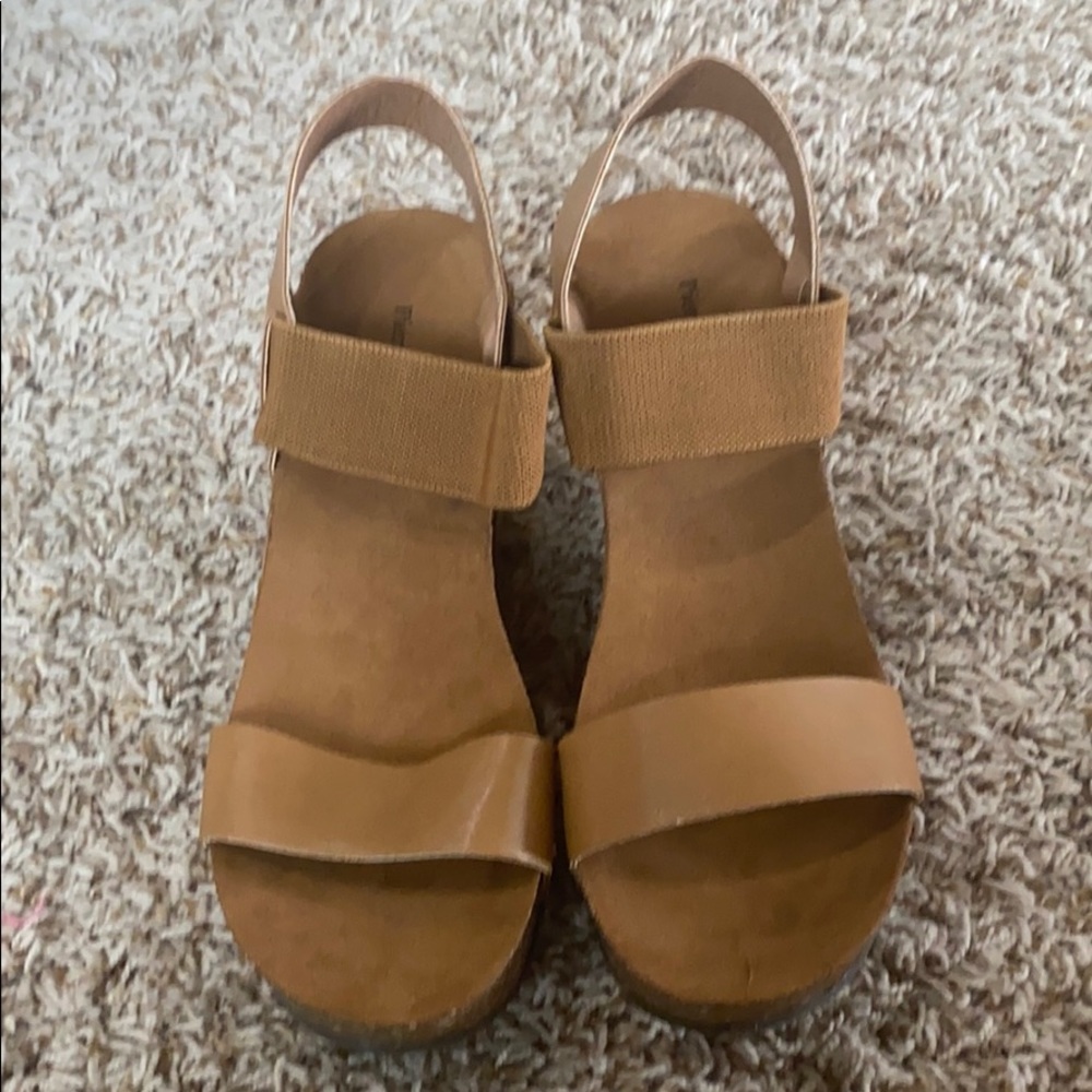 Brand new Pierre Dumas wedges